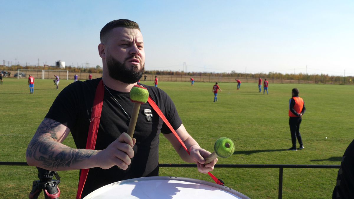 Show cu torțe și fumigene la Ariceștii Rahtivani - Prahova Nedelea + Mici, bere și o rivalitate incredibilă pe doi kilometri: „Cum să ținem cu Steaua sau cu Dinamo?”