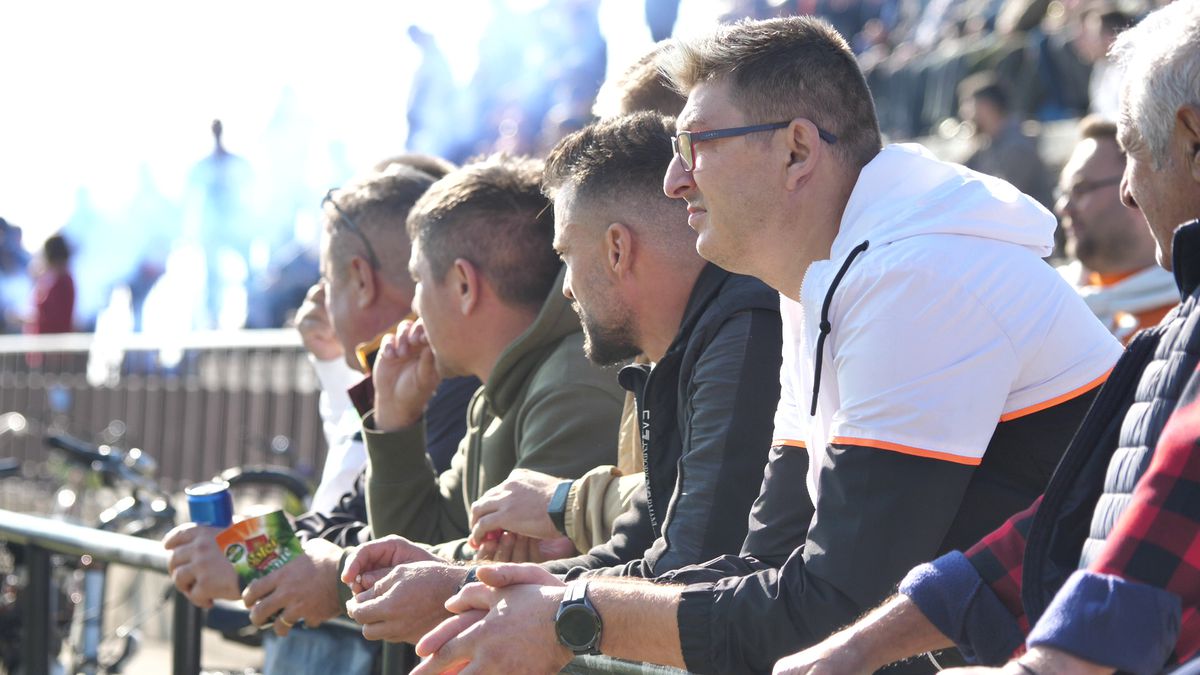 Show cu torțe și fumigene la Ariceștii Rahtivani - Prahova Nedelea + Mici, bere și o rivalitate incredibilă pe doi kilometri: „Cum să ținem cu Steaua sau cu Dinamo?”