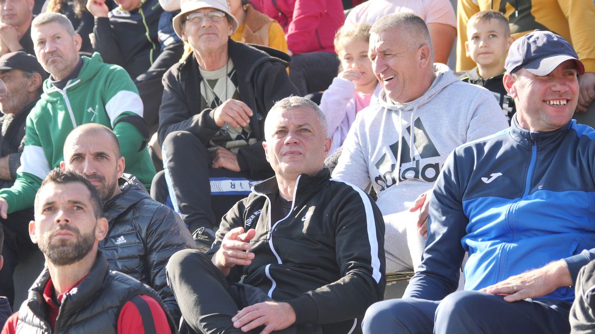 Show cu torțe și fumigene la Ariceștii Rahtivani - Prahova Nedelea + Mici, bere și o rivalitate incredibilă pe doi kilometri: „Cum să ținem cu Steaua sau cu Dinamo?”