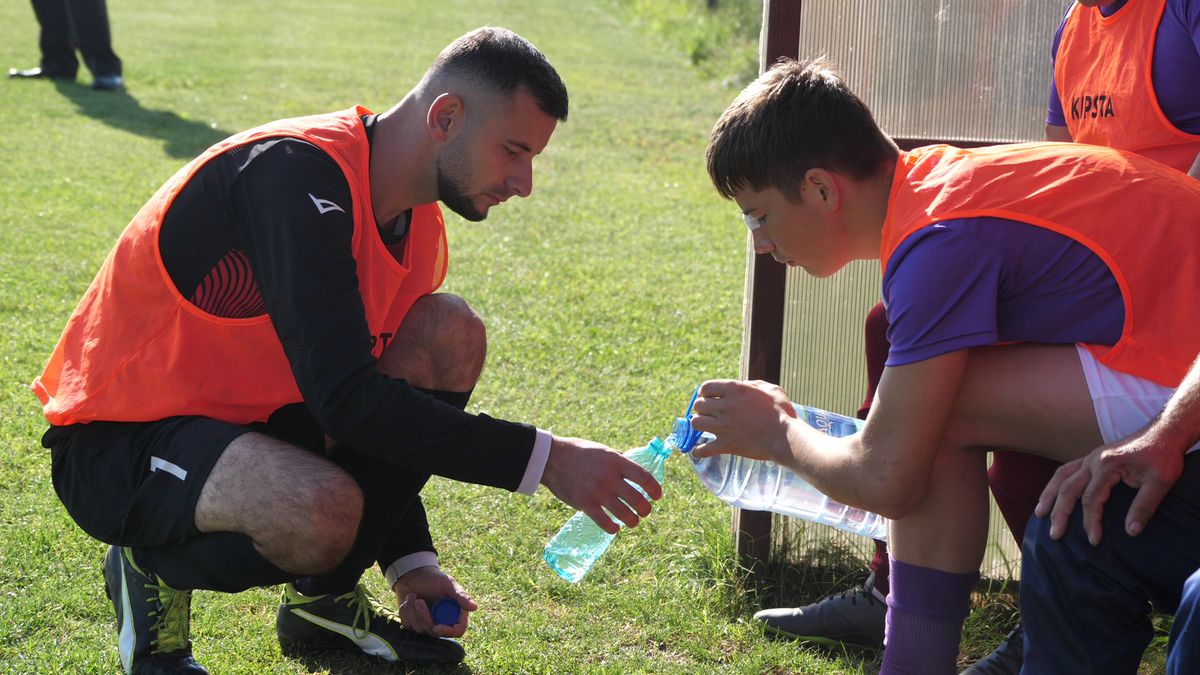 Show cu torțe și fumigene la Ariceștii Rahtivani - Prahova Nedelea + Mici, bere și o rivalitate incredibilă pe doi kilometri: „Cum să ținem cu Steaua sau cu Dinamo?”