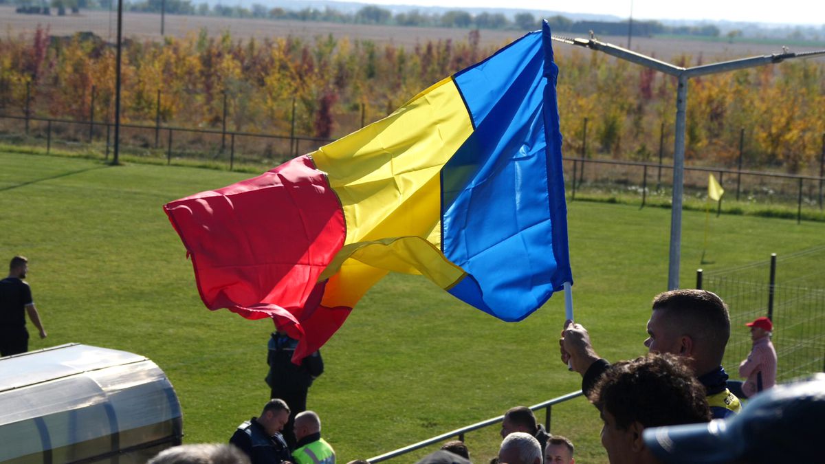 Show cu torțe și fumigene la Ariceștii Rahtivani - Prahova Nedelea + Mici, bere și o rivalitate incredibilă pe doi kilometri: „Cum să ținem cu Steaua sau cu Dinamo?”