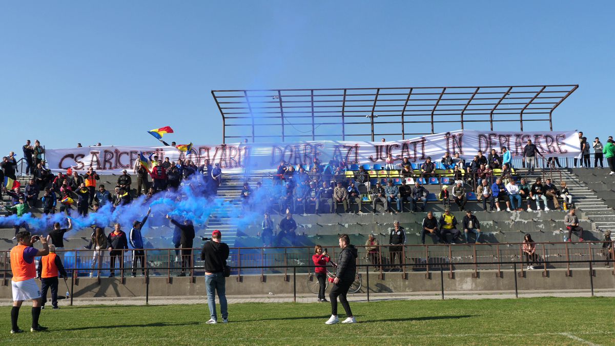 Show cu torțe și fumigene la Ariceștii Rahtivani - Prahova Nedelea + Mici, bere și o rivalitate incredibilă pe doi kilometri: „Cum să ținem cu Steaua sau cu Dinamo?”