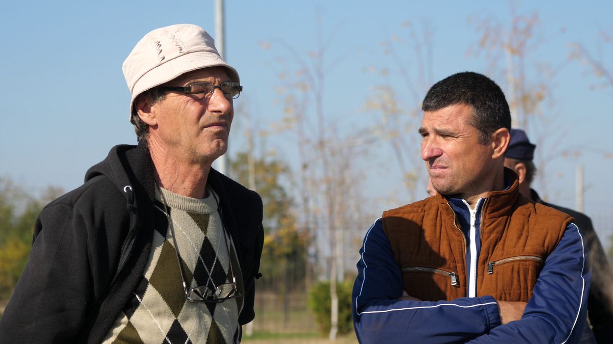 Show cu torțe și fumigene la Ariceștii Rahtivani - Prahova Nedelea + Mici, bere și o rivalitate incredibilă pe doi kilometri: „Cum să ținem cu Steaua sau cu Dinamo?”