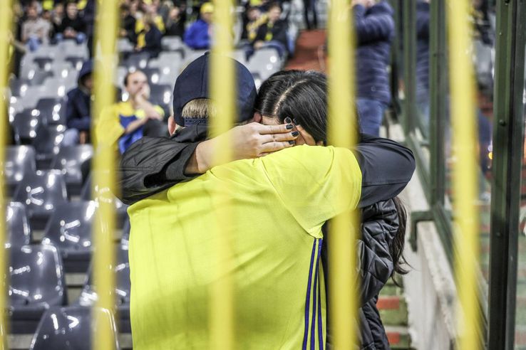 Imaginile dramatice surprinse în tribune, în momentul în care fanii suedezi au aflat că doi compatrioți de-ai lor au fost uciși / Sursă foto: Imago Images