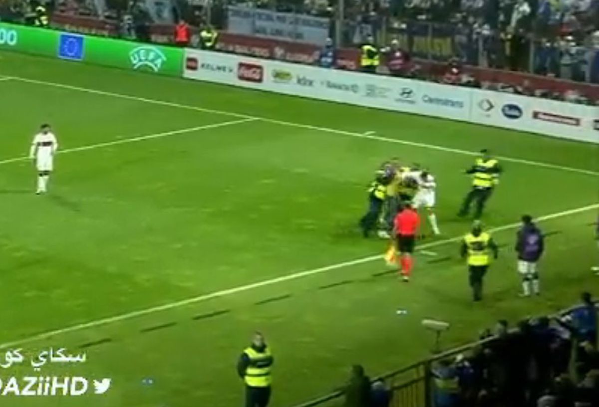 Scene incredibile în Bosnia: un fan a intrat în teren și l-a ATACAT pe Cristiano Ronaldo!