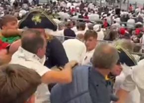 Incidente la Marseille » Fanii englezi, îmbrăcați în costumul lui Napoleon Bonaparte, și-au împărțit pumni în timpul meciului cu Fiji
