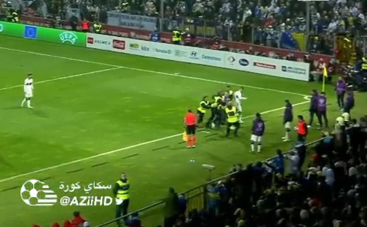 Scene incredibile în Bosnia: un fan a intrat în teren și l-a ATACAT pe Cristiano Ronaldo!