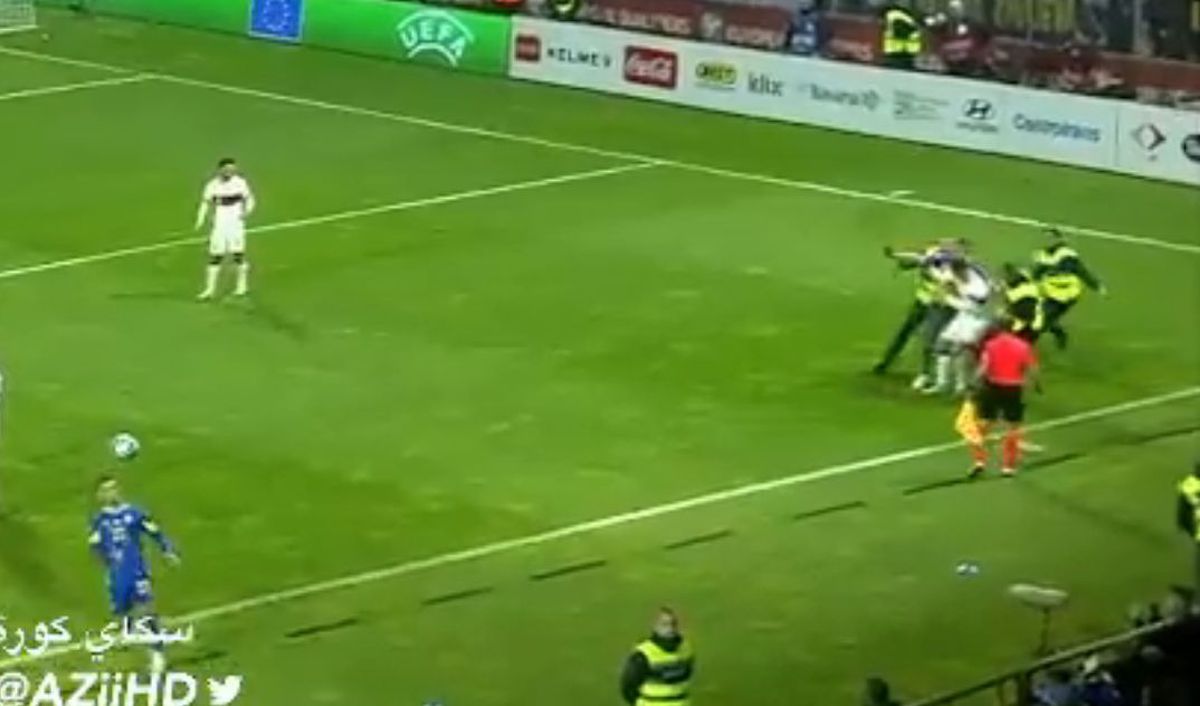 Scene incredibile în Bosnia: un fan a intrat în teren și l-a ATACAT pe Cristiano Ronaldo!