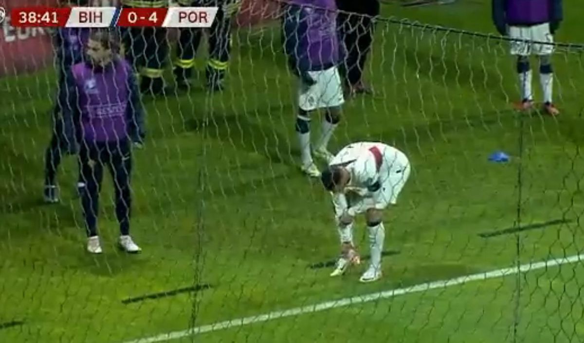 Scene incredibile în Bosnia: un fan a intrat în teren și l-a ATACAT pe Cristiano Ronaldo!