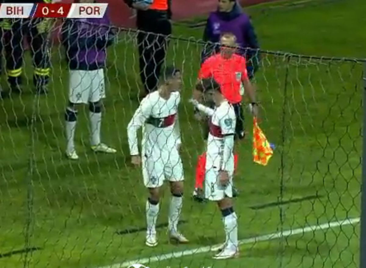 Scene incredibile în Bosnia: un fan a intrat în teren și l-a ATACAT pe Cristiano Ronaldo!