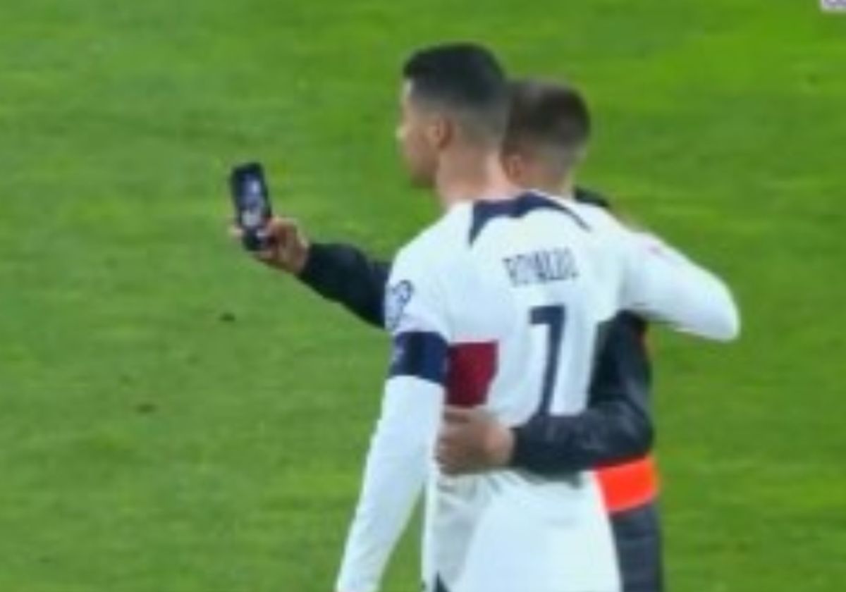 Scene incredibile în Bosnia: un fan a intrat în teren și l-a ATACAT pe Cristiano Ronaldo!