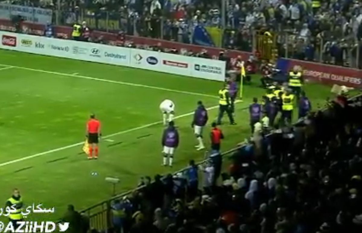 Scene incredibile în Bosnia: un fan a intrat în teren și l-a ATACAT pe Cristiano Ronaldo!