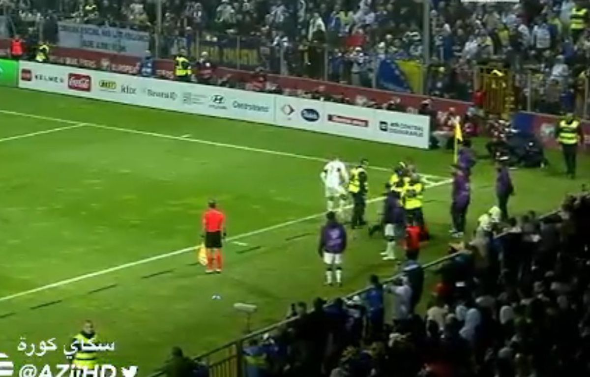 Scene incredibile în Bosnia: un fan a intrat în teren și l-a ATACAT pe Cristiano Ronaldo!