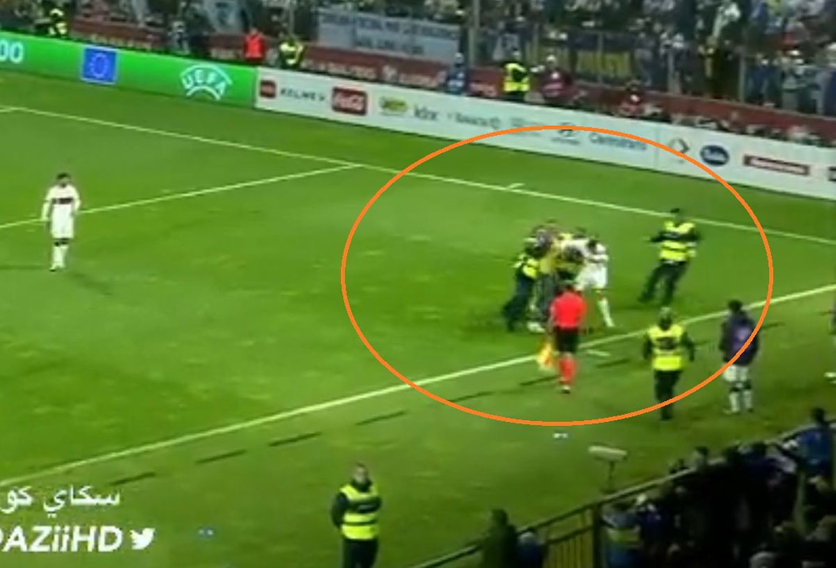 Scene incredibile în Bosnia: un fan a intrat în teren și l-a ATACAT pe Cristiano Ronaldo!
