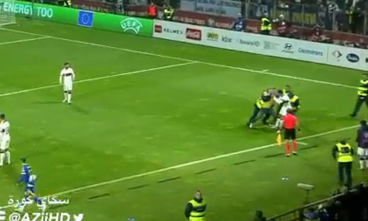 Scene incredibile în Bosnia: un fan a intrat în teren și l-a ATACAT pe Cristiano Ronaldo!