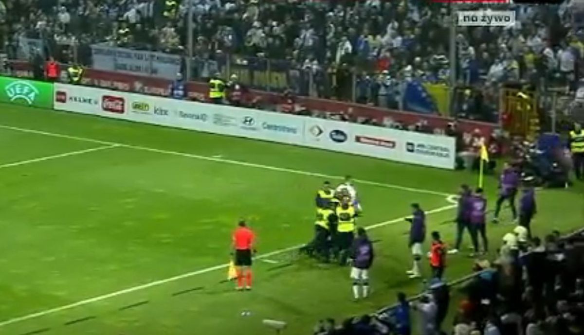 Scene incredibile în Bosnia: un fan a intrat în teren și l-a ATACAT pe Cristiano Ronaldo!