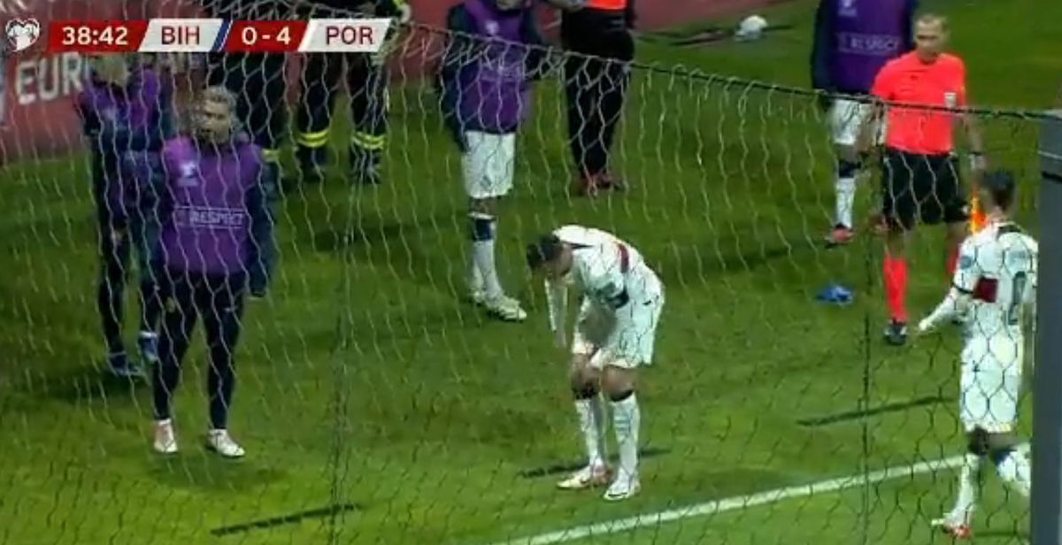 Scene incredibile în Bosnia: un fan a intrat în teren și l-a ATACAT pe Cristiano Ronaldo!