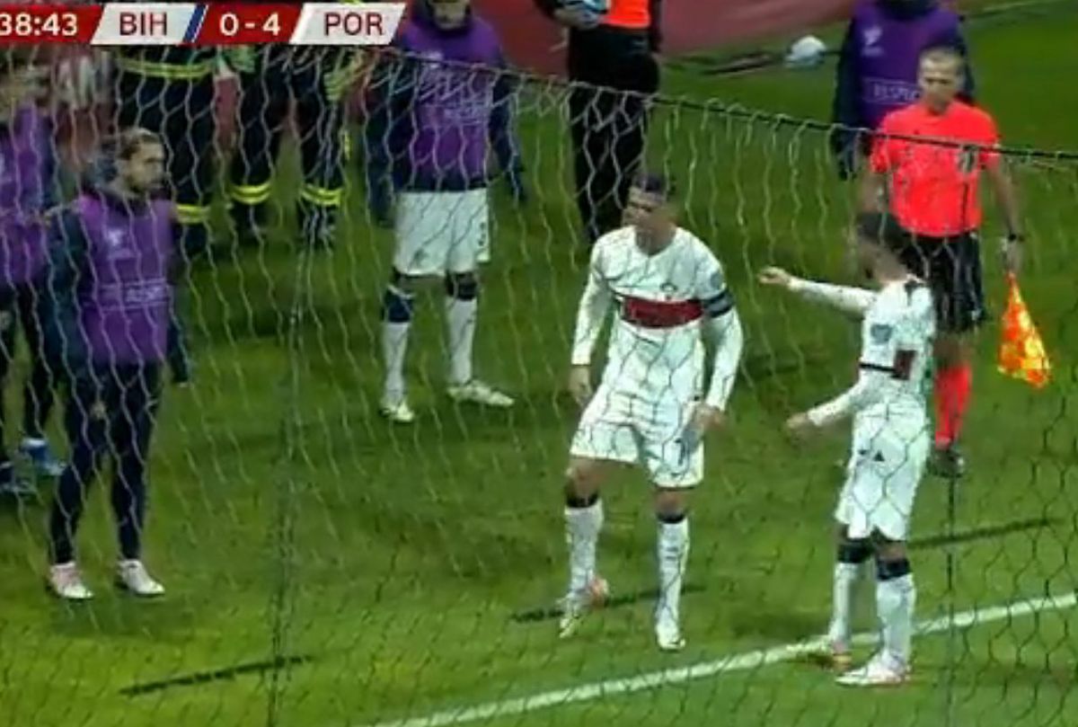 Scene incredibile în Bosnia: un fan a intrat în teren și l-a ATACAT pe Cristiano Ronaldo!