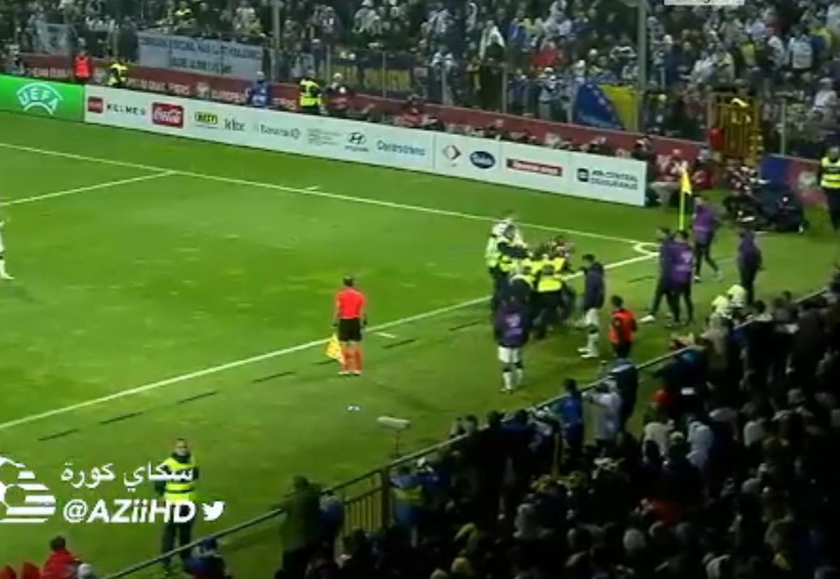 Scene incredibile în Bosnia: un fan a intrat în teren și l-a ATACAT pe Cristiano Ronaldo!