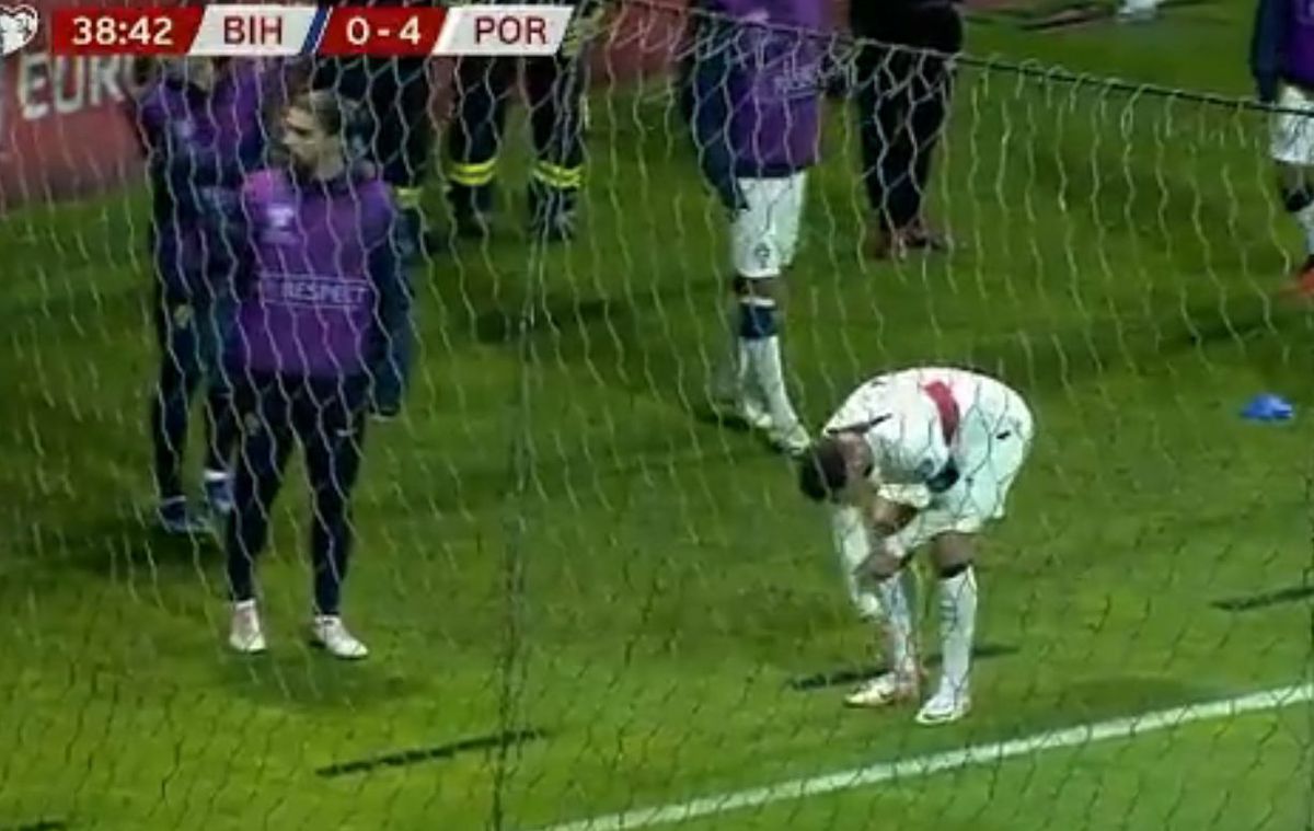 Scene incredibile în Bosnia: un fan a intrat în teren și l-a ATACAT pe Cristiano Ronaldo!