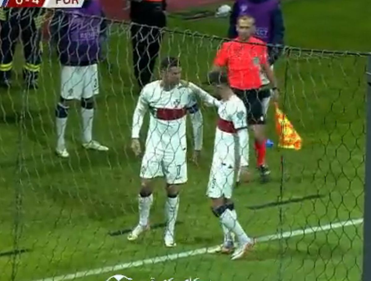 Scene incredibile în Bosnia: un fan a intrat în teren și l-a ATACAT pe Cristiano Ronaldo!