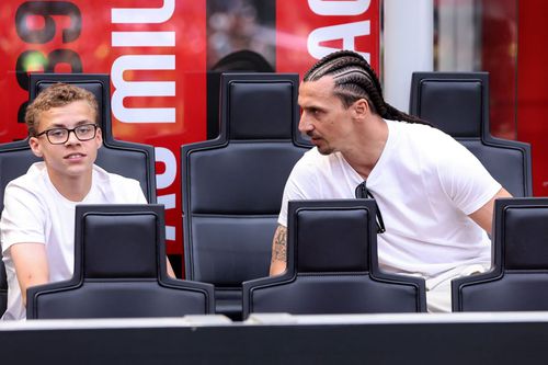 Zlatan Ibrahimovic, privindu-l încruntat pe fiul său, Maximilian, în tribunele de pe San Siro  / Foto: Imago