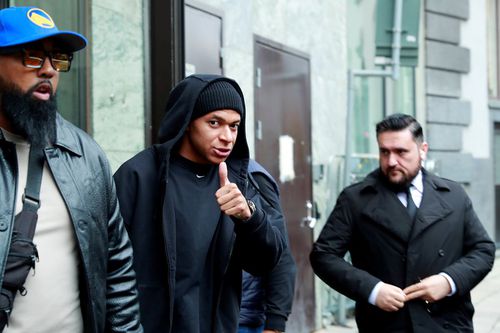 Kylian Mbappe, la ieșirea din hotelul Bank, din Stockholm / Foto: Imago