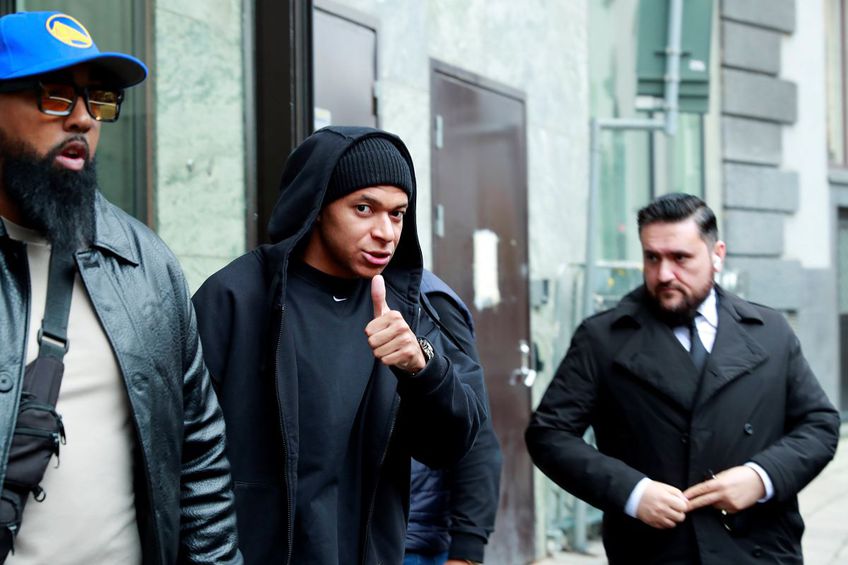 Kylian Mbappe, la ieșirea din hotelul de la Stockholm / Foto: Imago