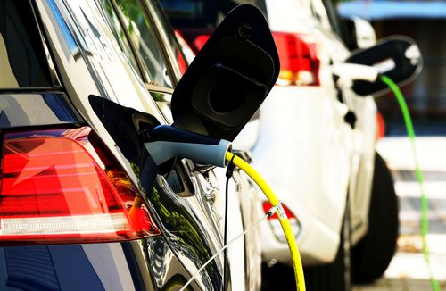 Mașinile hibride plug-in poluează aproape la fel de mult ca cele pe benzină