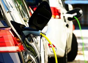 Mașinile hibride plug-in poluează aproape la fel de mult ca acelea pe benzină! Raportul Guardian zguduie piața auto