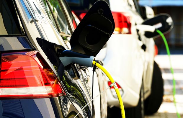 Mașinile hibride plug-in poluează aproape la fel de mult ca acelea pe benzină! Raportul Guardian zguduie piața auto