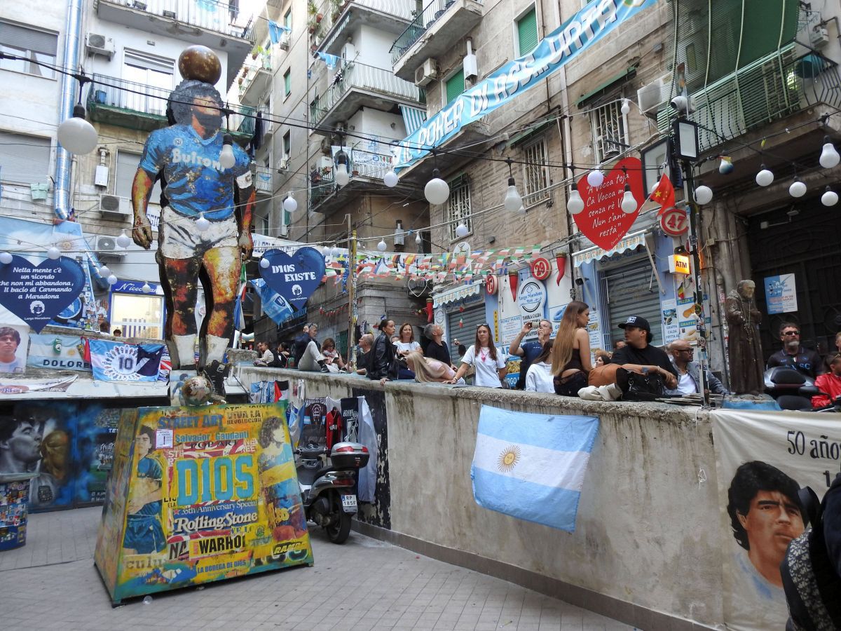 Proteste la muralul lui Maradona