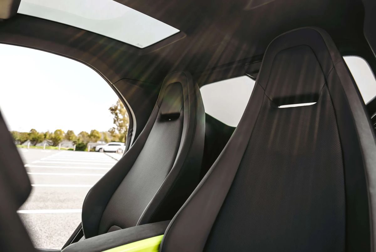 Mașina fabricată la imprimantă, care a cucerit Spania și Italia, vrea să invadeze și România! E mai scumpă decât Dacia Spring, dar poate fi condusă de la 16 ani