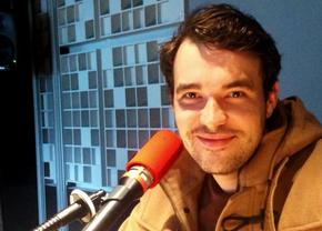 Un reputat jurnalist a vrut să dezlege moartea misterioasă a fotbalistului ucis cu o piatră lângă teren, dar a ajuns să fie acuzat de terorism!