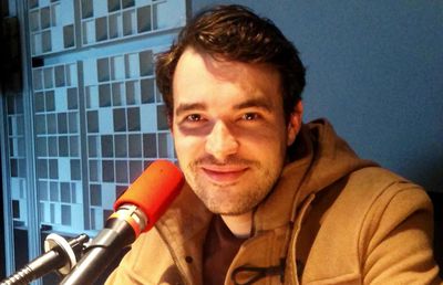 Un reputat jurnalist a vrut să dezlege moartea misterioasă a fotbalistului ucis cu o piatră lângă teren, dar a ajuns să fie acuzat de terorism!