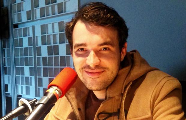 Un reputat jurnalist a vrut să dezlege moartea misterioasă a fotbalistului ucis cu o piatră lângă teren, dar a ajuns să fie acuzat de terorism!