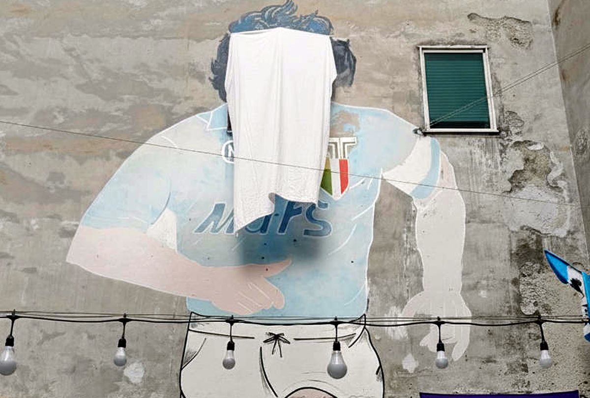 Haos în Italia! Muralul lui Diego Maradona a fost acoperit cu o pânză albă » De ce protestează localnicii