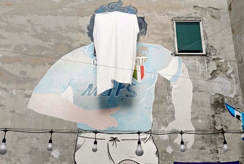 Muralul lui Maradona, acoperit cu cerșeaf alb // Foto: Imago