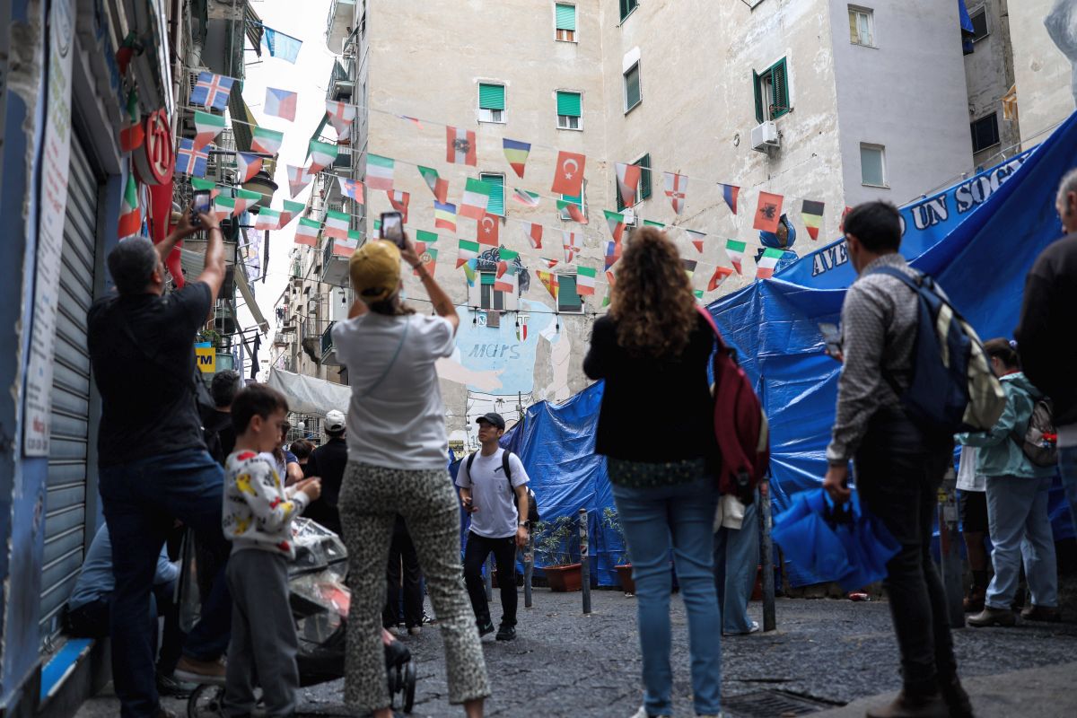 Haos în Italia! Muralul lui Diego Maradona a fost acoperit cu o pânză albă » De ce protestează localnicii