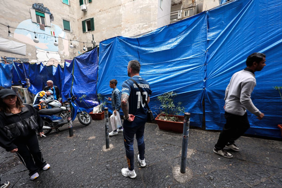 Haos în Italia! Muralul lui Diego Maradona a fost acoperit cu o pânză albă » De ce protestează localnicii