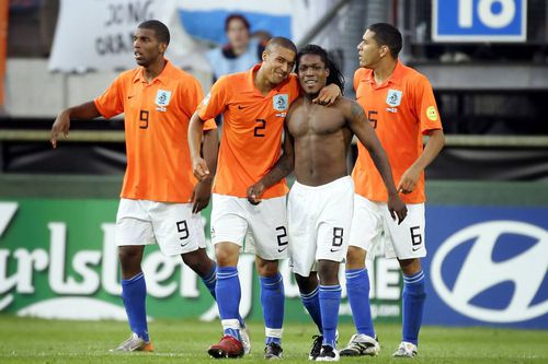 Ryan Babel (cu numărul 9) și Royston Drenthe (dezbrăcat), pe vremea când jucau la naționala Olandei // Foto: Imago