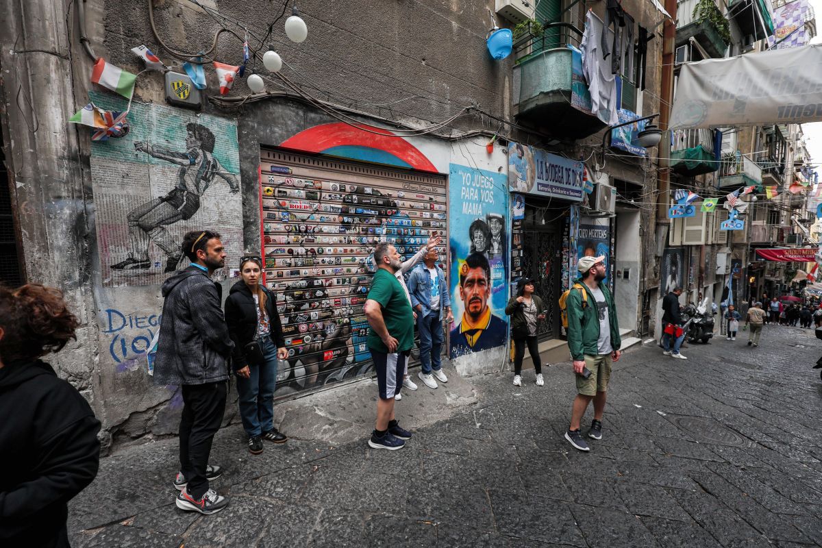 Haos în Italia! Muralul lui Diego Maradona a fost acoperit cu o pânză albă » De ce protestează localnicii