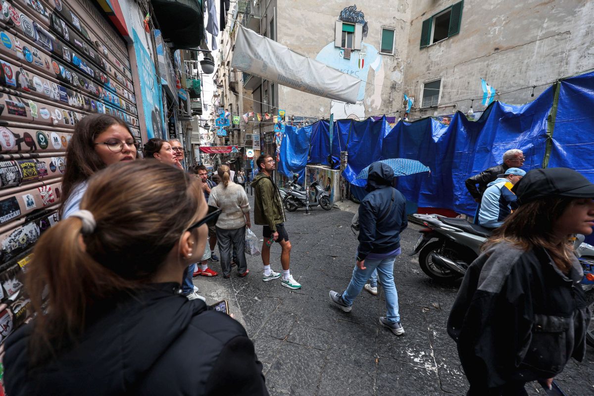 Haos în Italia! Muralul lui Diego Maradona a fost acoperit cu o pânză albă » De ce protestează localnicii