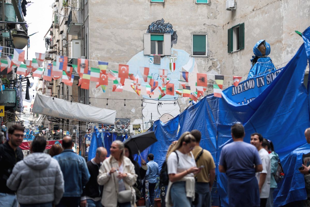 Haos în Italia! Muralul lui Diego Maradona a fost acoperit cu o pânză albă » De ce protestează localnicii