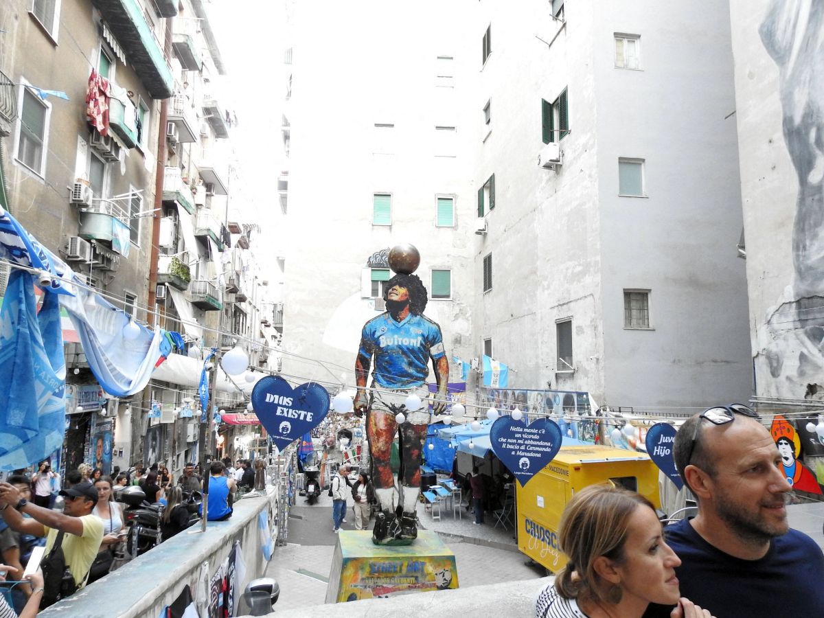 Haos în Italia! Muralul lui Diego Maradona a fost acoperit cu o pânză albă » De ce protestează localnicii