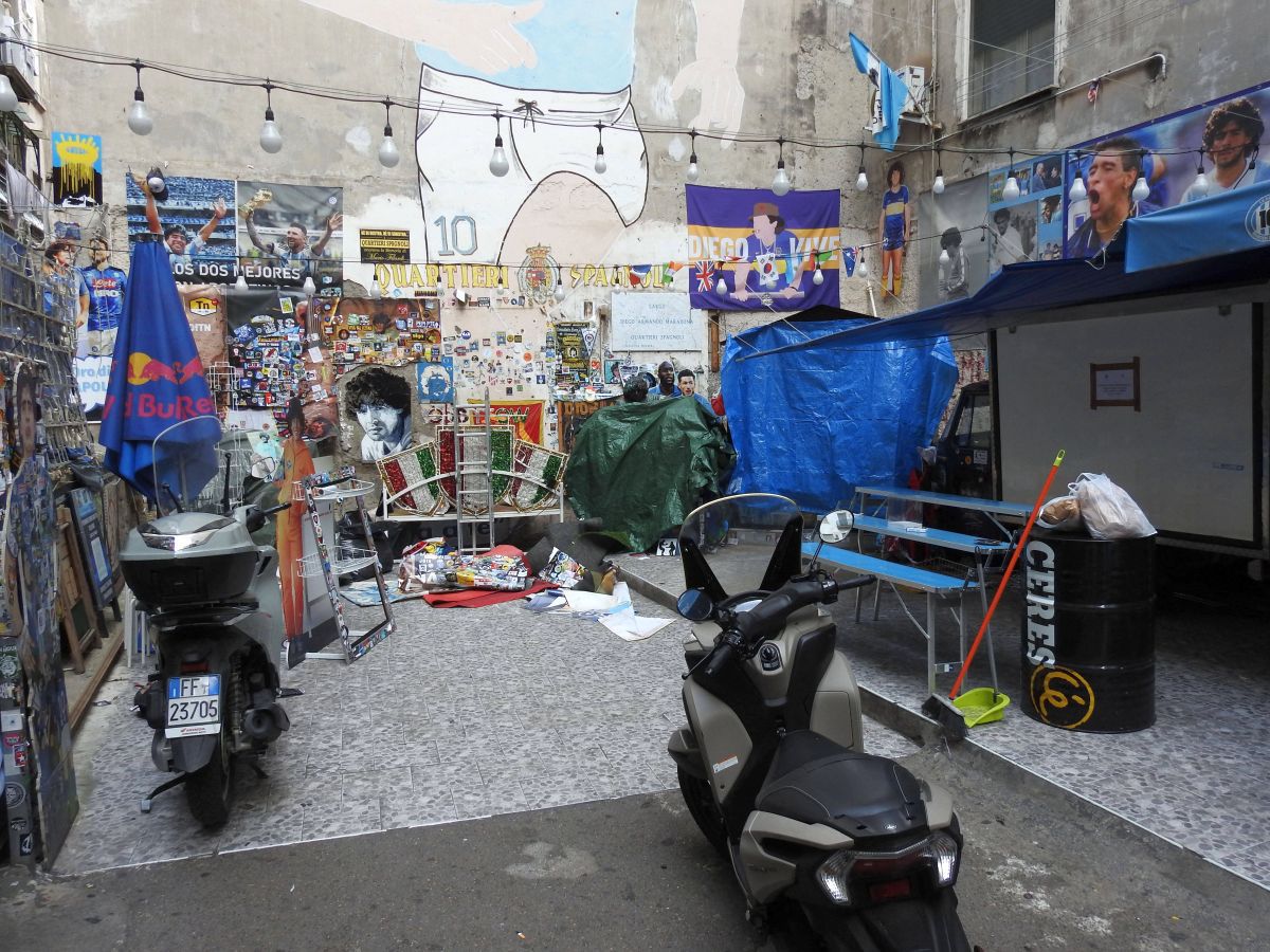 Proteste la muralul lui Maradona