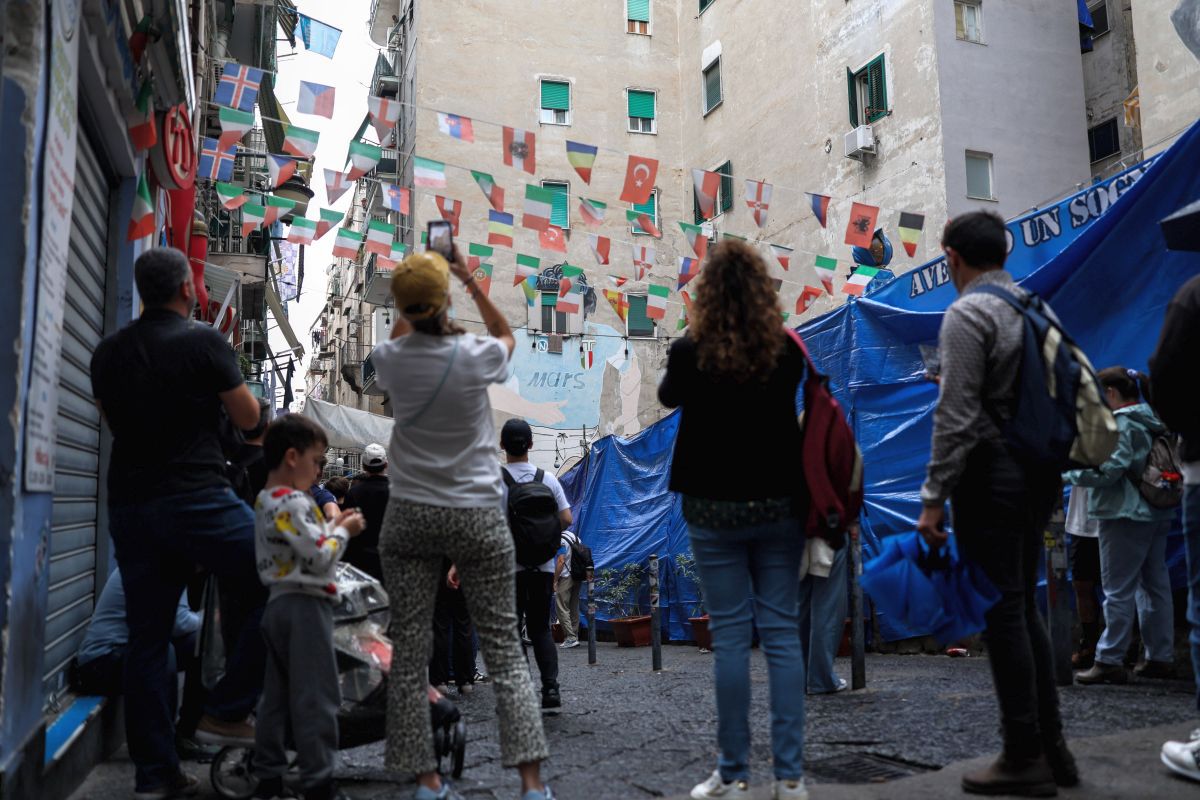 Haos în Italia! Muralul lui Diego Maradona a fost acoperit cu o pânză albă » De ce protestează localnicii