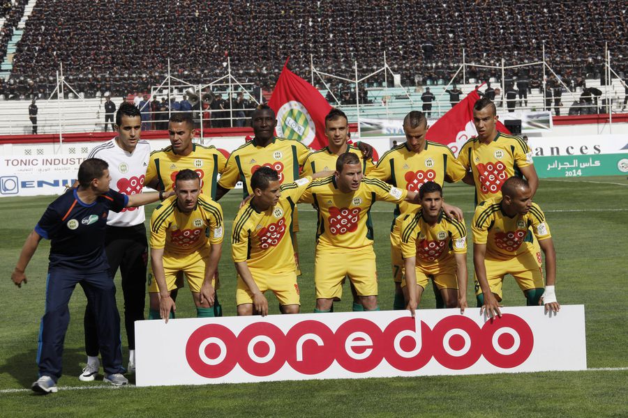 Echipa JS Kabylie în 2014, cu Ebosse pe teren (al treilea de sus) Foto: Imago Images Un reputat jurnalist a vrut să dezlege moartea misterioasă a fotbalistului ucis cu o piatră lângă teren, dar a ajuns să fie acuzat de terorism!