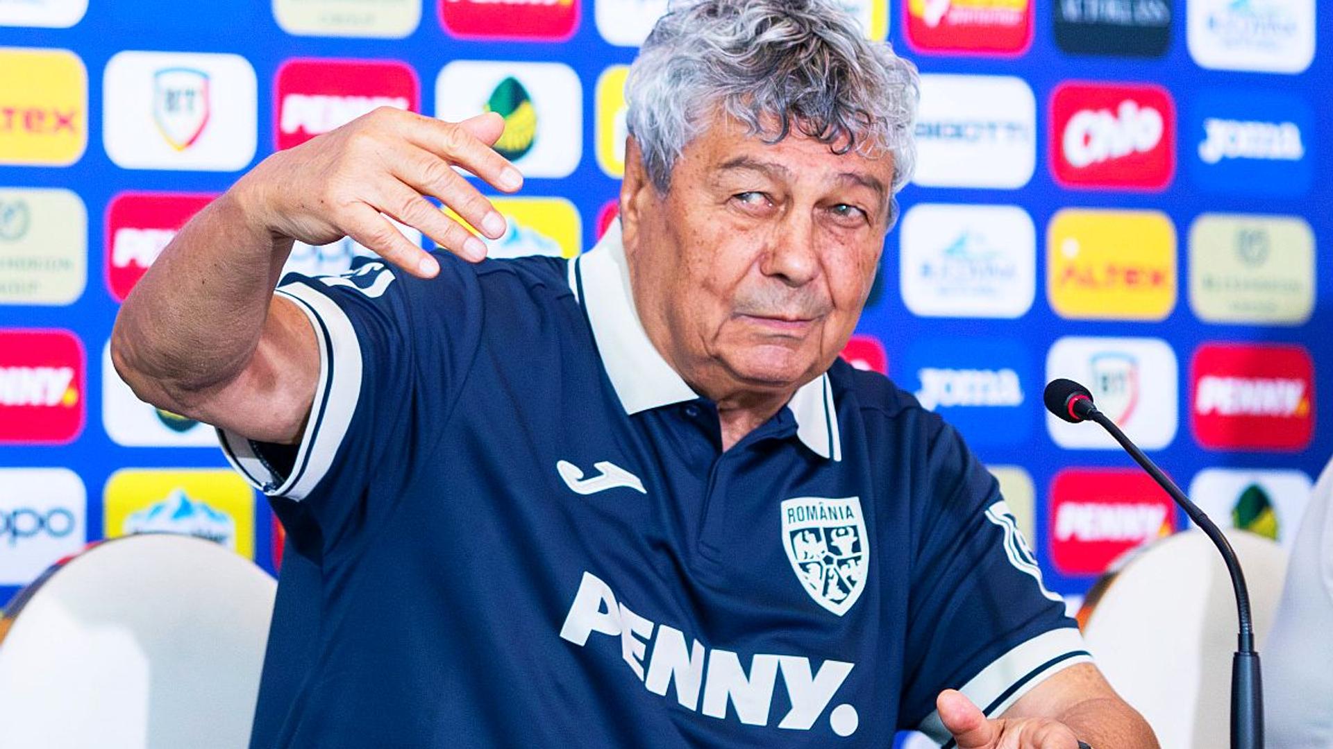 Mircea Lucescu discutând despre apelul pentru suspendare Denis Drăguș, în timp ce Nicolae Stanciu oferă replica în conferința de presă oficială. | sursa foto: Gazeta Sporturilor
