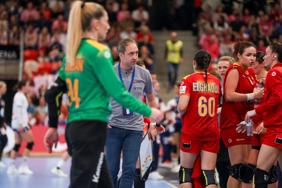 Antrenorul Ovidiu Mihăilă alături de jucătoarele sale în meciul cu Norvegia de la Euro Cup 2025 Foto: Imago Images Antrenorul naționalei feminine a României, după meciul strâns cu Norvegia de la EHF Euro Cup: „Mi-a dat o încredere personală pentru viitor”